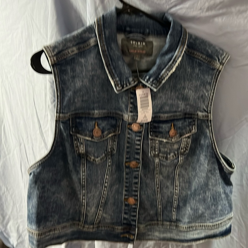 New with tag. Sleeveless jean jacket